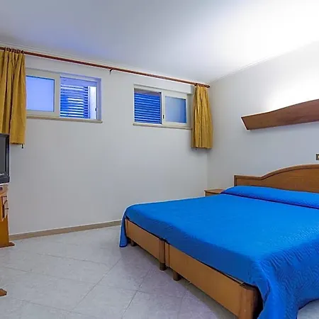 Hotel Hr & 3*